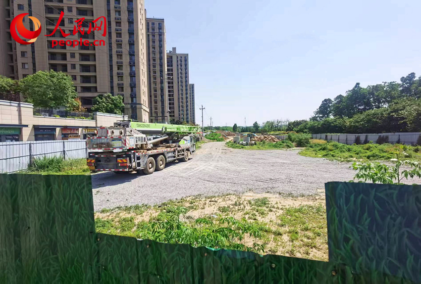 百荣路施工现场现状。人民网记者 慎志远摄